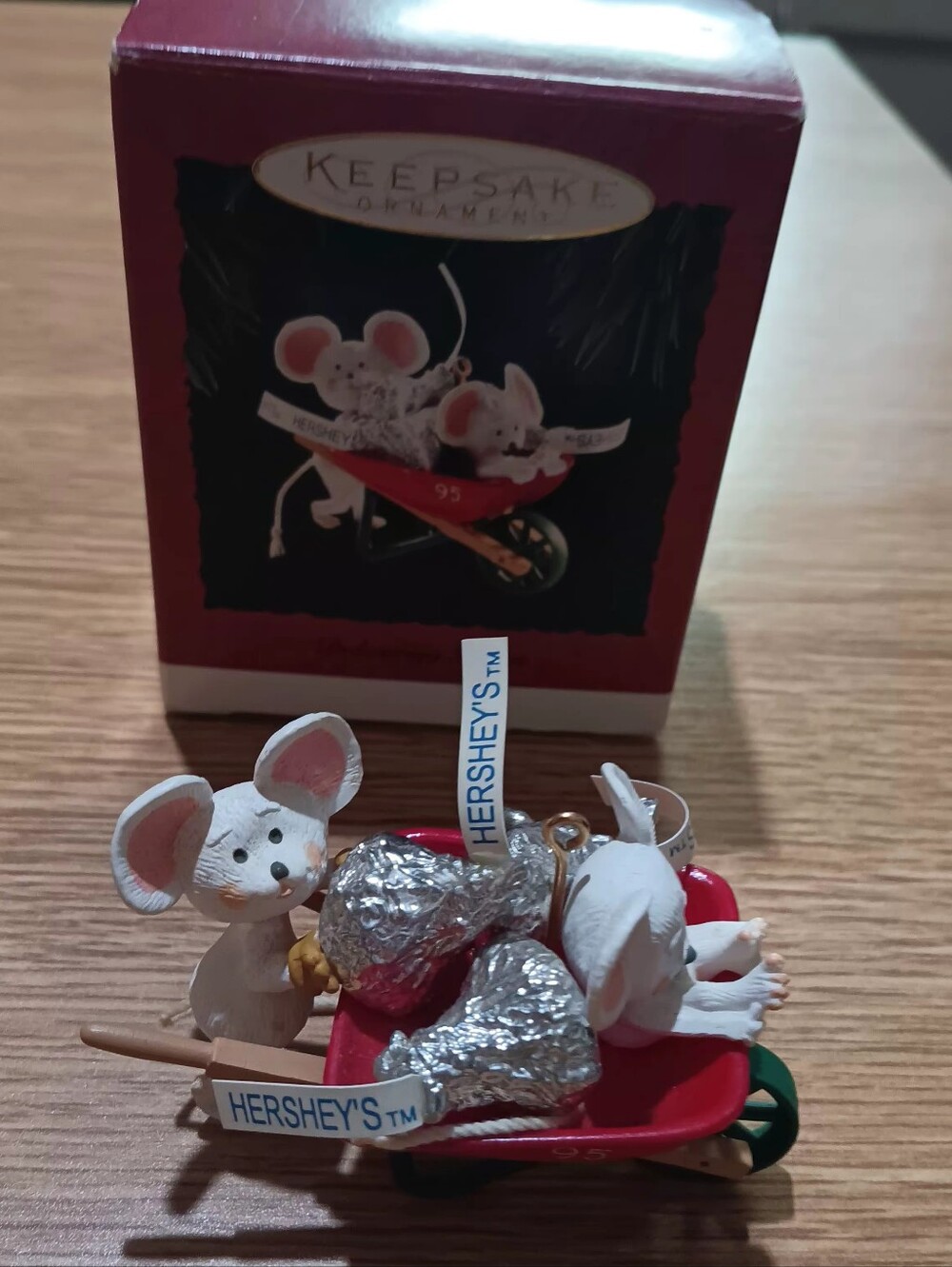 1995 Delivering Kisses Keepsake Ornament